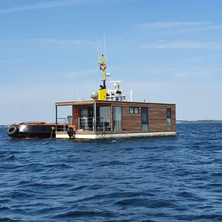 Mermaid-hausboote 4* ラーボエ